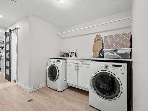 949 Grenfell Court, Kelowna, BC - Indoor Photo Showing Laundry Room