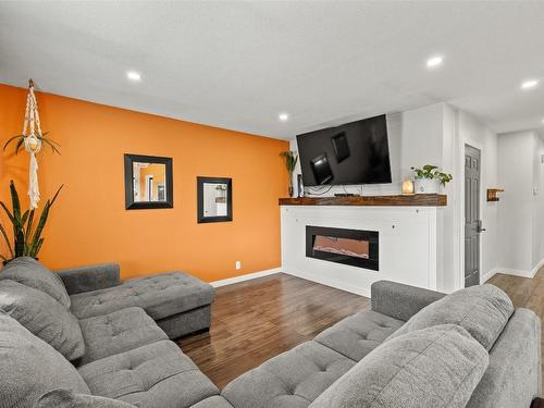 949 Grenfell Court, Kelowna, BC - Indoor Photo Showing Living Room With Fireplace
