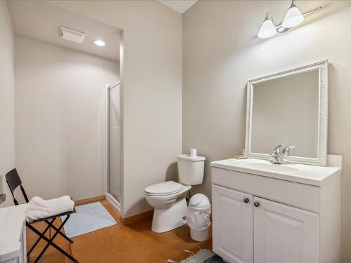 2650 Dubbin Road, Kelowna, BC - Indoor Photo Showing Bathroom