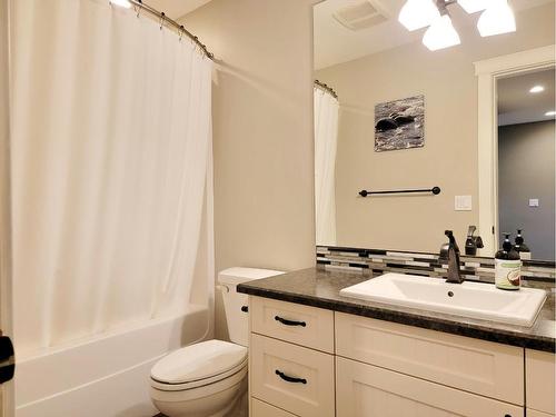 2870 Burns Avenue, Armstrong, BC - Indoor Photo Showing Bathroom