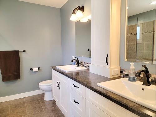 2870 Burns Avenue, Armstrong, BC - Indoor Photo Showing Bathroom
