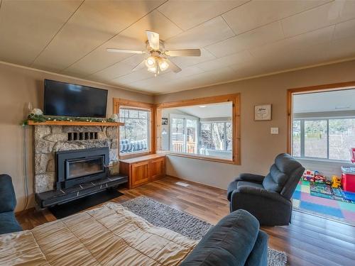 541 Eastside Road, Okanagan Falls, BC - Indoor Photo Showing Living Room With Fireplace