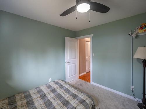 541 Eastside Road, Okanagan Falls, BC - Indoor Photo Showing Bedroom