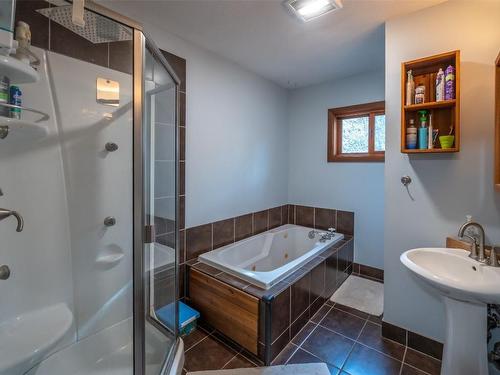 541 Eastside Road, Okanagan Falls, BC - Indoor Photo Showing Bathroom
