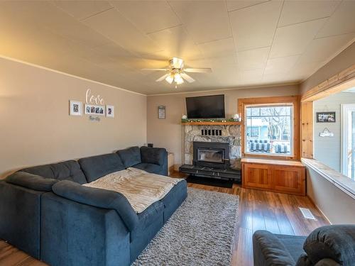 541 Eastside Road, Okanagan Falls, BC - Indoor Photo Showing Living Room With Fireplace