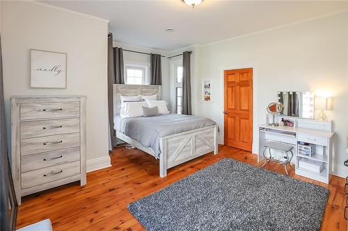 104 Main Street E, Grimsby, ON - Indoor Photo Showing Bedroom