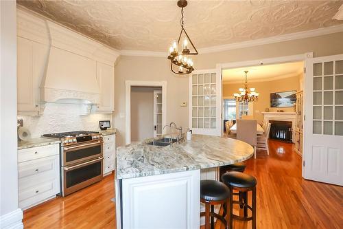 104 Main Street E, Grimsby, ON - Indoor Photo Showing Kitchen With Double Sink With Upgraded Kitchen