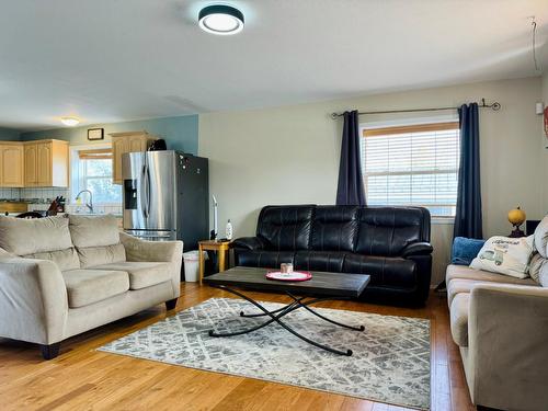 117 Wattsville Road, Cranbrook, BC - Indoor Photo Showing Living Room