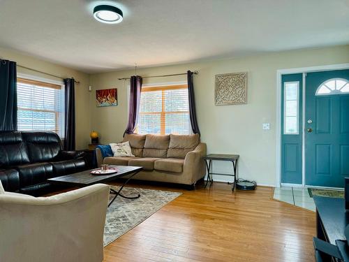 117 Wattsville Road, Cranbrook, BC - Indoor Photo Showing Living Room