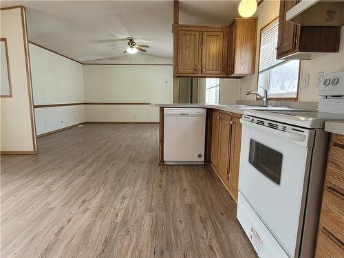 624 Home Street, Portage La Prairie, MB - Indoor Photo Showing Kitchen