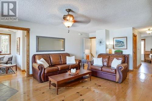PORT CARLING, ON - Indoor Photo Showing Living Room