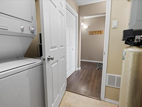 48 Parkview Crescent, Steinbach, MB - Indoor Photo Showing Laundry Room