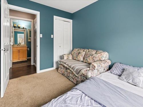 48 Parkview Crescent, Steinbach, MB - Indoor Photo Showing Bedroom