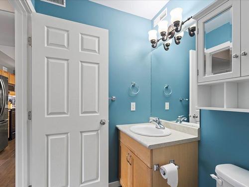 48 Parkview Crescent, Steinbach, MB - Indoor Photo Showing Bathroom