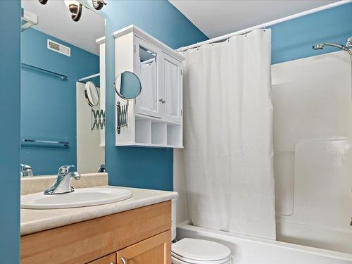 48 Parkview Crescent, Steinbach, MB - Indoor Photo Showing Bathroom