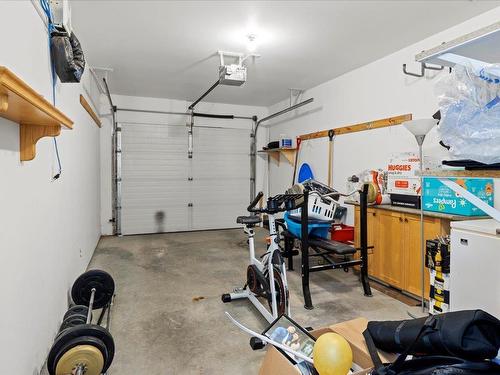 48 Parkview Crescent, Steinbach, MB - Indoor Photo Showing Garage