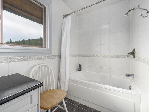 1590/1572 Barnhartvale Road, Kamloops, BC - Indoor Photo Showing Bathroom