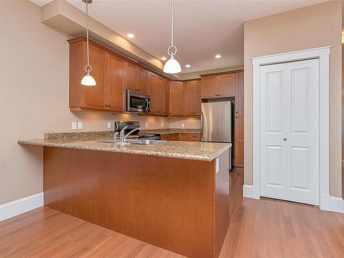 12-3110 Cook St, Chemainus, BC - Indoor Photo Showing Kitchen With Double Sink