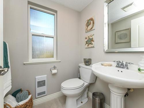 4-2475 Mansfield Dr, Courtenay, BC - Indoor Photo Showing Bathroom