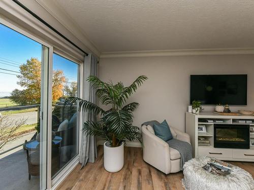 4-2475 Mansfield Dr, Courtenay, BC -  Photo Showing Living Room