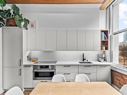 218-599 Pandora Ave, Victoria, BC - Indoor Photo Showing Kitchen With Upgraded Kitchen