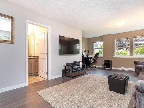 4522 Buena Vista Pl, Cowichan Bay, BC - Indoor Photo Showing Living Room