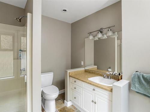 711 Clayton Rd, North Saanich, BC - Indoor Photo Showing Bathroom