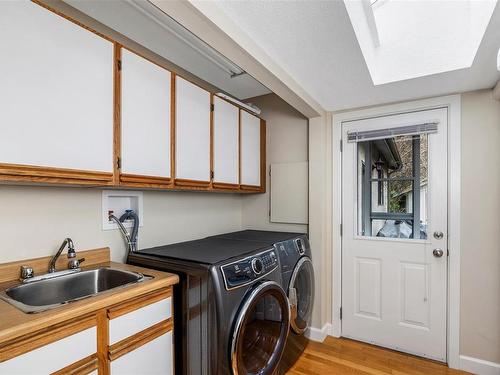 711 Clayton Rd, North Saanich, BC - Indoor Photo Showing Laundry Room