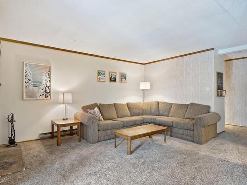 302-788 Castle Crag Cres, Courtenay, BC - Indoor Photo Showing Living Room