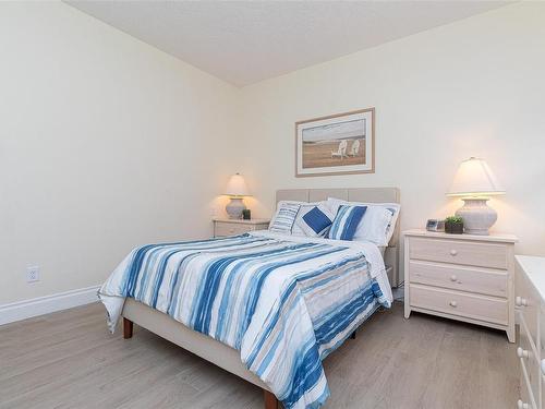 1-9877 Seventh St, Sidney, BC - Indoor Photo Showing Bedroom