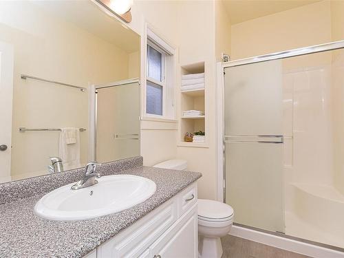 1-9877 Seventh St, Sidney, BC - Indoor Photo Showing Bathroom