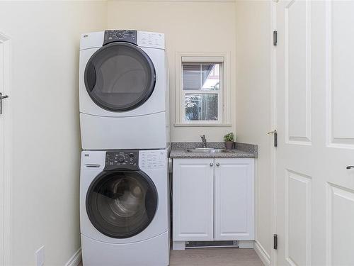 1-9877 Seventh St, Sidney, BC - Indoor Photo Showing Laundry Room
