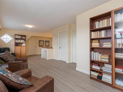 1-9877 Seventh St, Sidney, BC - Indoor Photo Showing Living Room