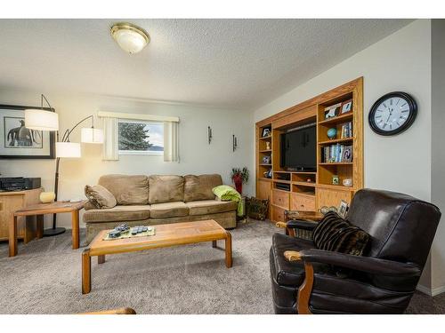 454 Pottery Road, Vernon, BC - Indoor Photo Showing Living Room