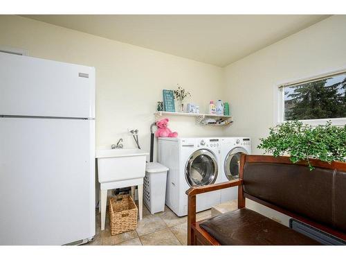 454 Pottery Road, Vernon, BC - Indoor Photo Showing Laundry Room