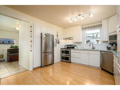 454 Pottery Road, Vernon, BC - Indoor Photo Showing Kitchen