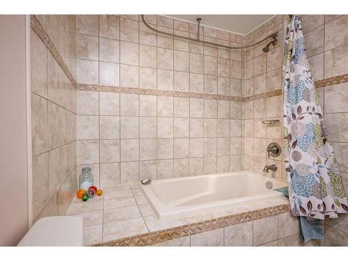454 Pottery Road, Vernon, BC - Indoor Photo Showing Bathroom