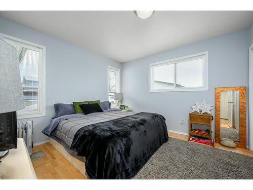 454 Pottery Road, Vernon, BC - Indoor Photo Showing Bedroom