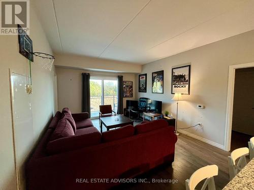 #318 -35 Kingsbury Sq, Guelph, ON - Indoor Photo Showing Living Room