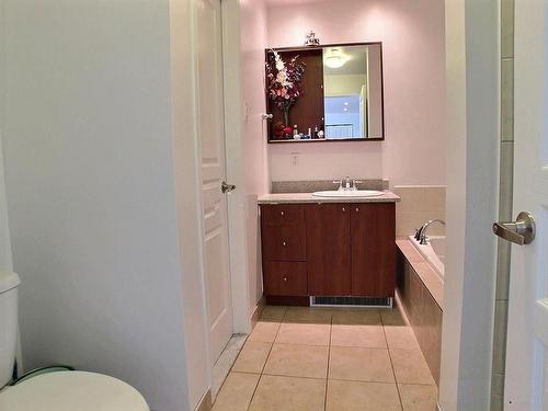 Ensuite bathroom - 611-1550 Rue St-Louis, Montréal (Saint-Laurent), QC - Indoor Photo Showing Bathroom