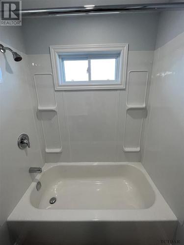 487 Rea St N, Timmins, ON - Indoor Photo Showing Bathroom