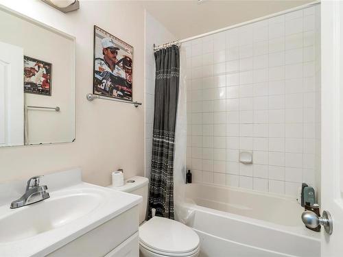 4015 Loyola St, Saanich, BC - Indoor Photo Showing Bathroom