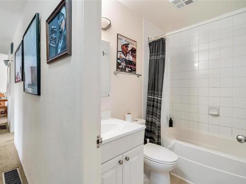 4015 Loyola St, Saanich, BC - Indoor Photo Showing Bathroom