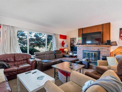 4015 Loyola St, Saanich, BC - Indoor Photo Showing Living Room With Fireplace