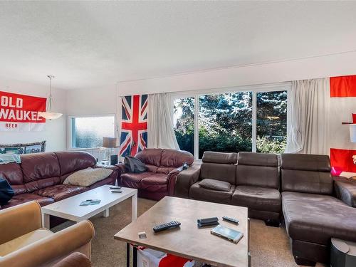 4015 Loyola St, Saanich, BC - Indoor Photo Showing Living Room