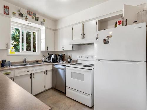 4015 Loyola St, Saanich, BC - Indoor Photo Showing Kitchen With Double Sink