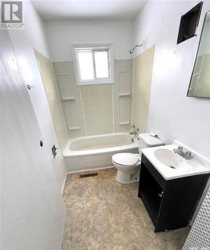 391 33Rd Street, Battleford, SK - Indoor Photo Showing Bathroom