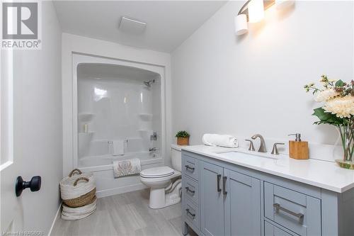 42 Chestnut Hill Crescent, Tara, ON - Indoor Photo Showing Bathroom