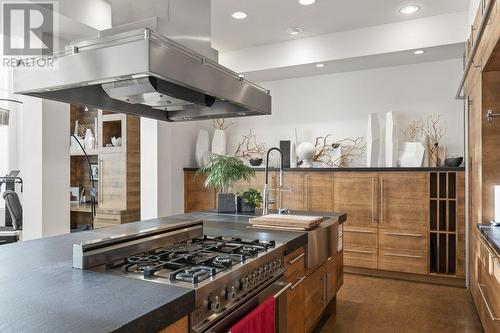 976 Manhattan Drive, Kelowna, BC - Indoor Photo Showing Kitchen
