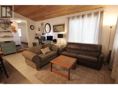 233 Dogwood Avenue, Kaleden, BC - Indoor Photo Showing Living Room